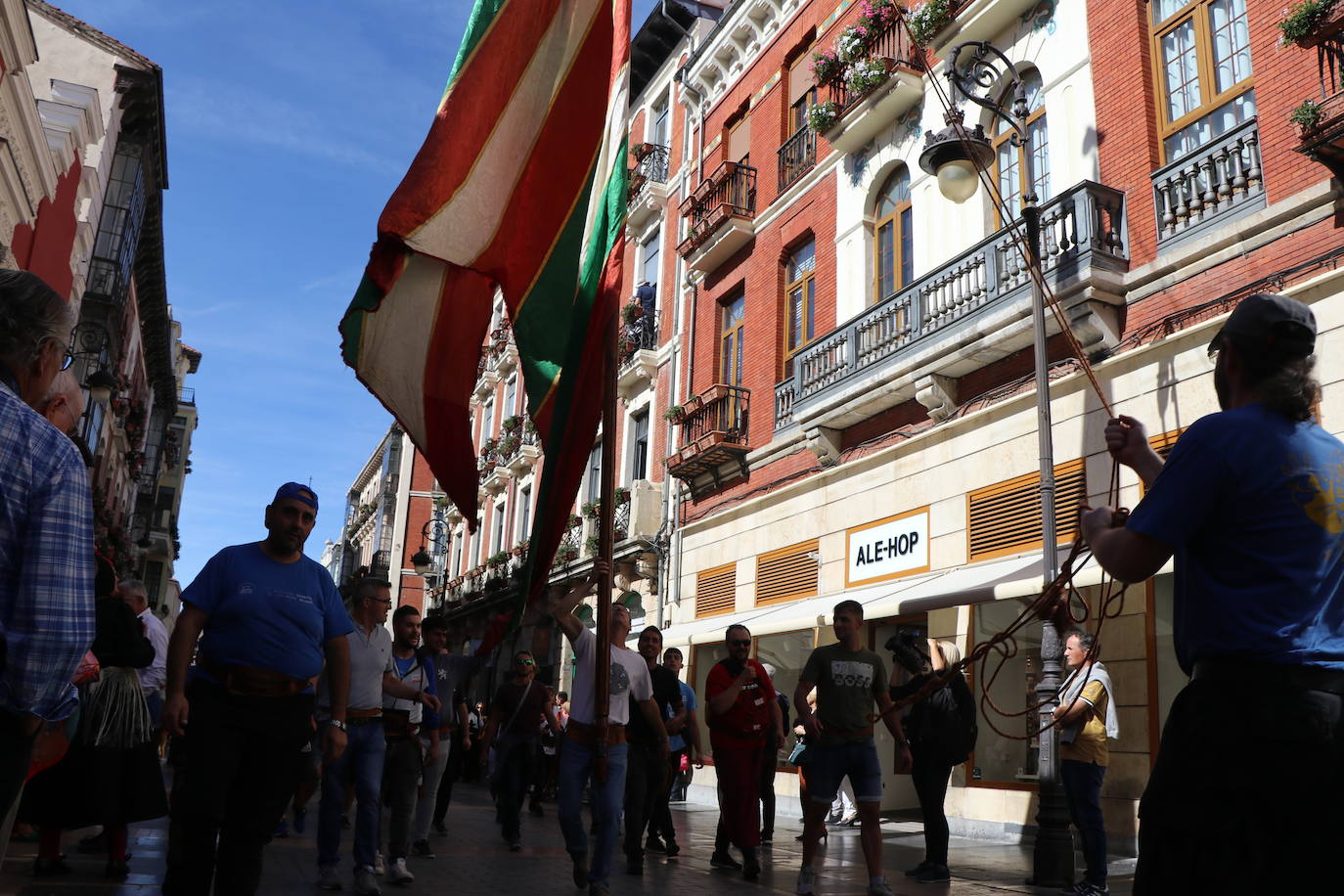 Desfile de pendones y pendonetas.