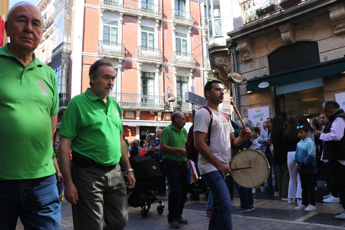 Desfile de pendones y pendonetas.