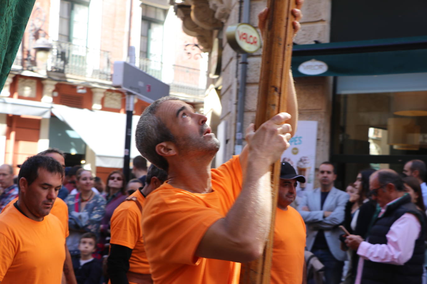 Desfile de pendones y pendonetas.