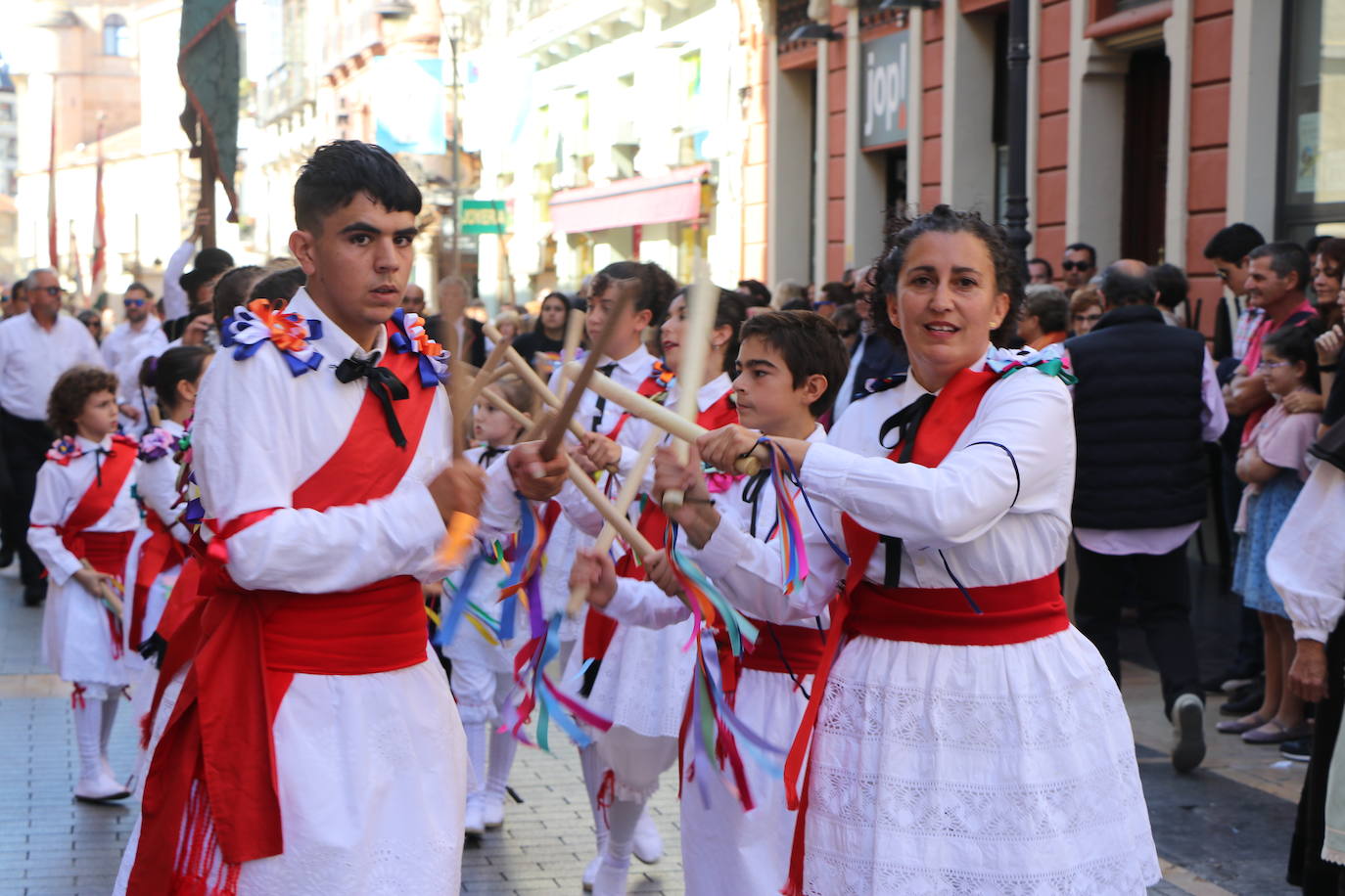 Desfile de pendones y pendonetas.