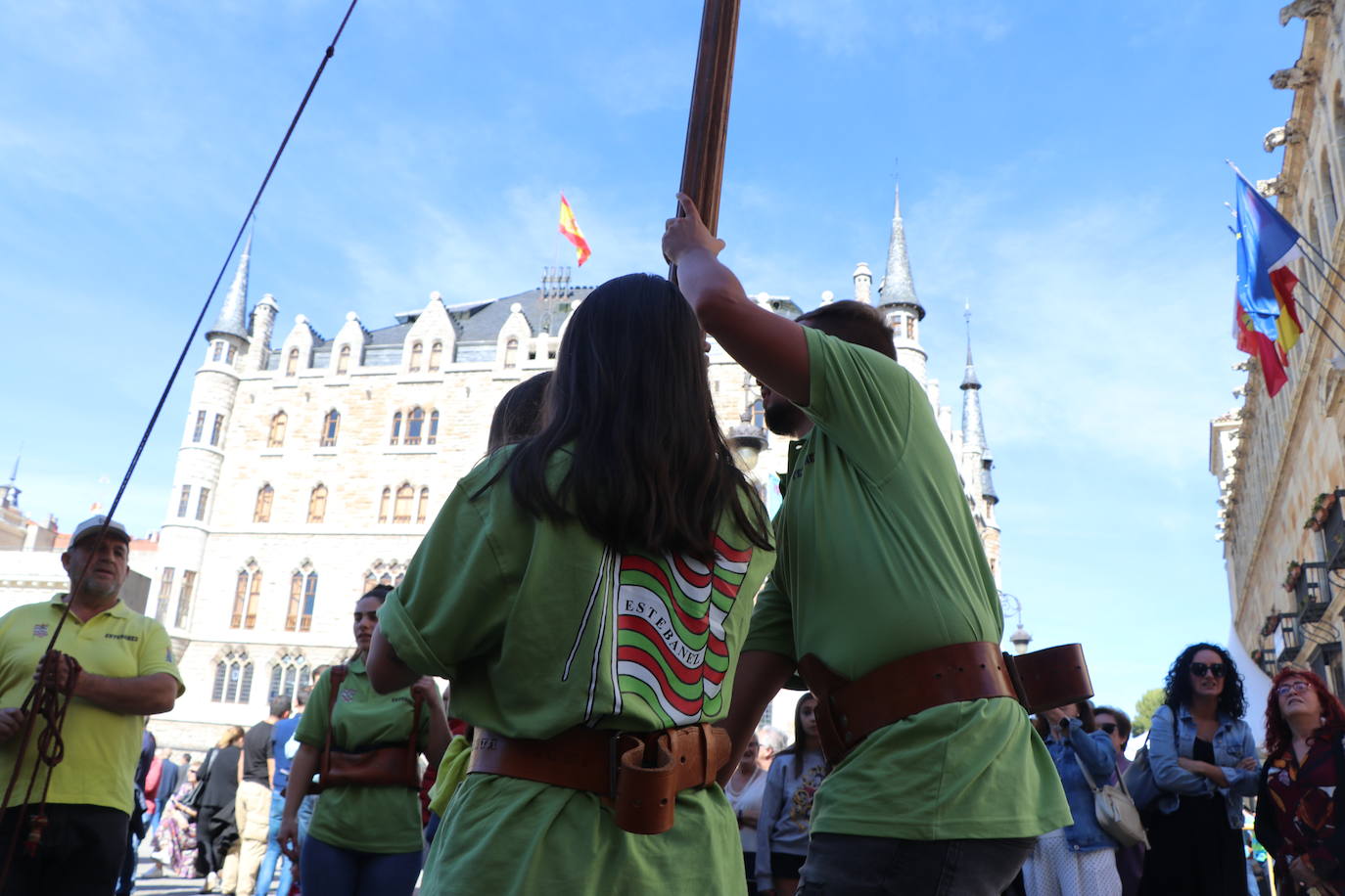 Desfile de pendones y pendonetas.