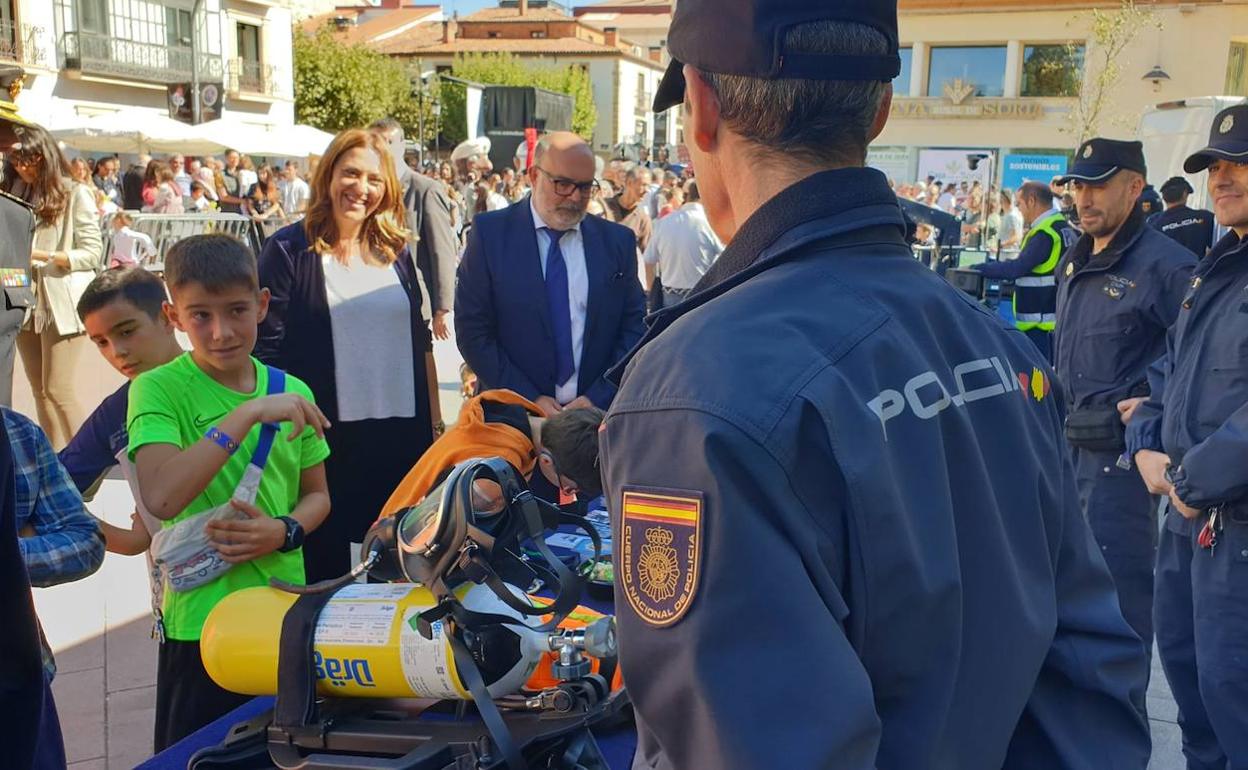 Virginia Barcones en la exposición de material policial en la plaza Mariano Granados de Soria.