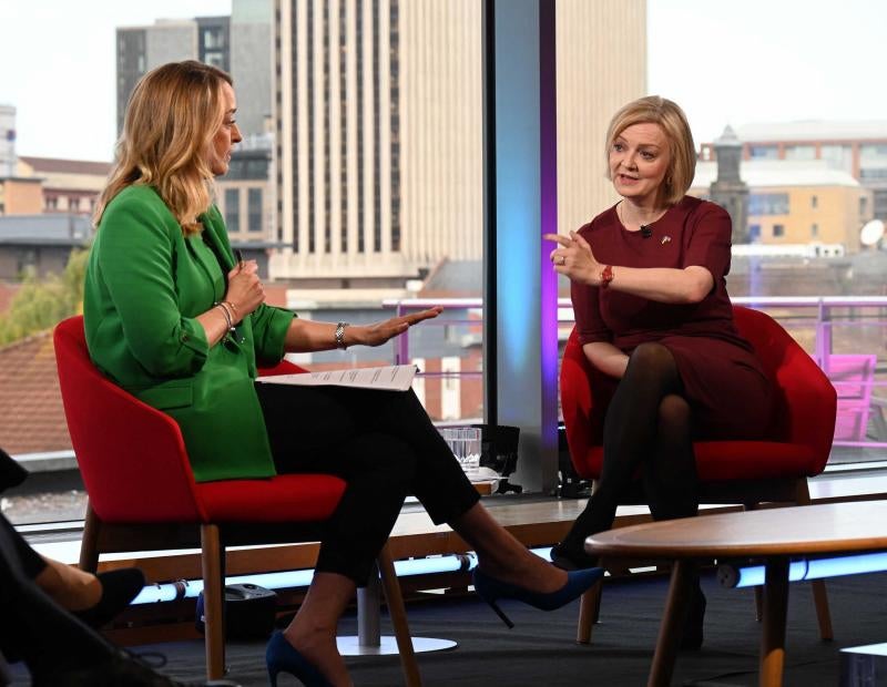 Liz Truss, a la derecha, durante una entrevista este sábado en la BBC, previa al inicio de la conferencia conservadora anual