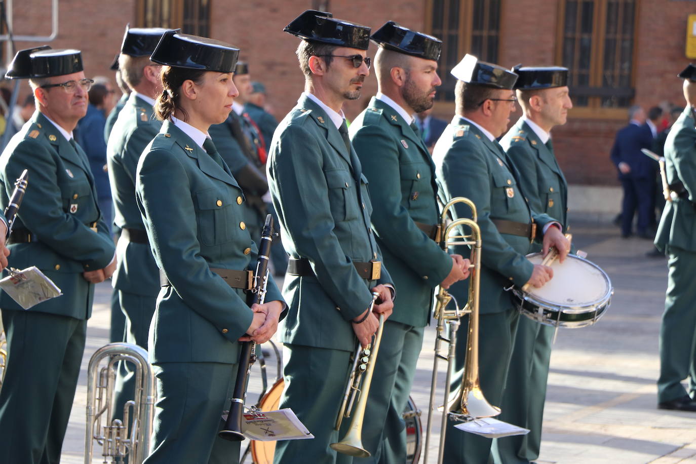 Fotos: Solemne izado de la bandera en León