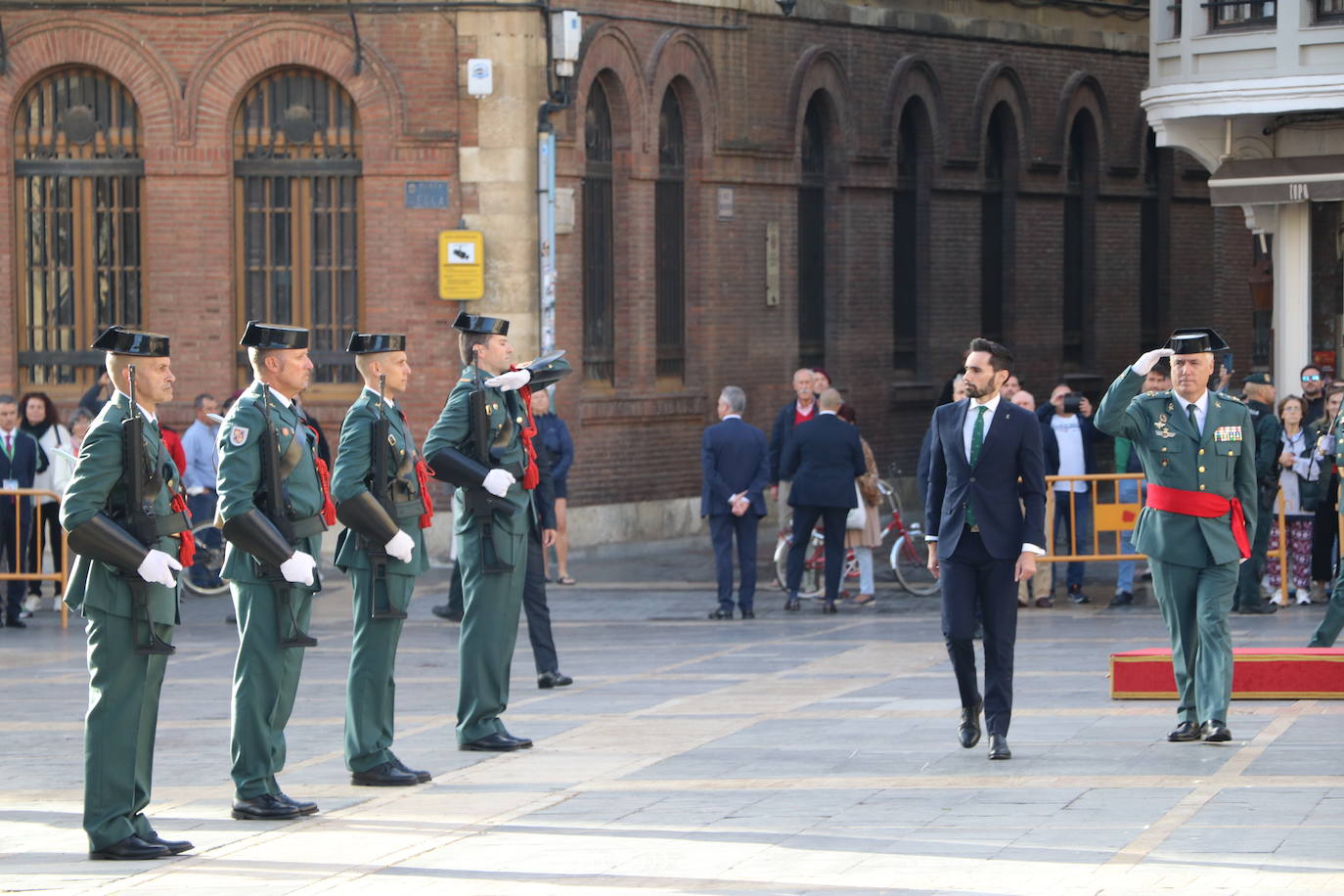 Fotos: Solemne izado de la bandera en León