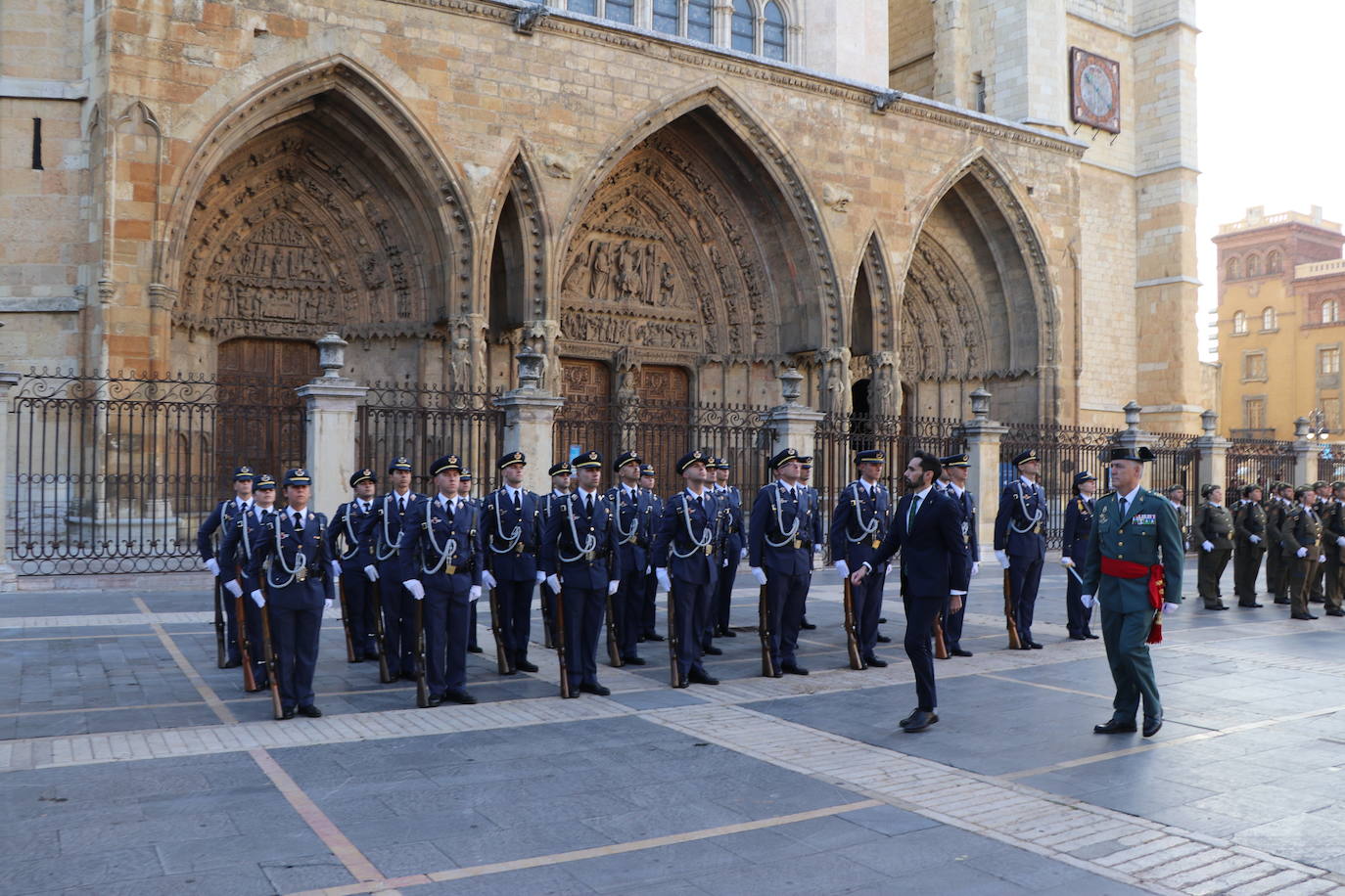 Fotos: Solemne izado de la bandera en León