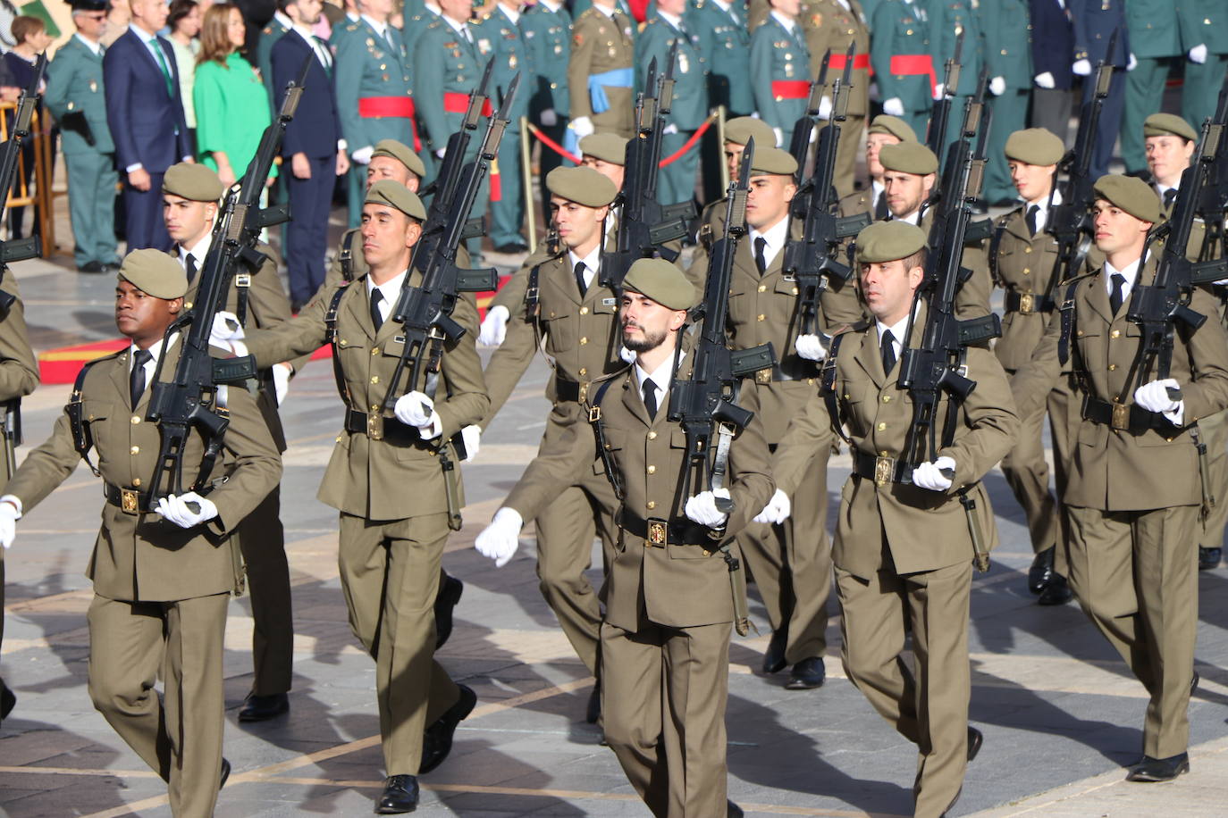 Fotos: Solemne izado de la bandera en León