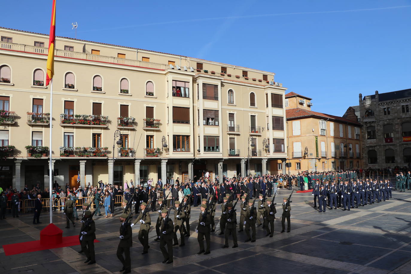 Fotos: Solemne izado de la bandera en León