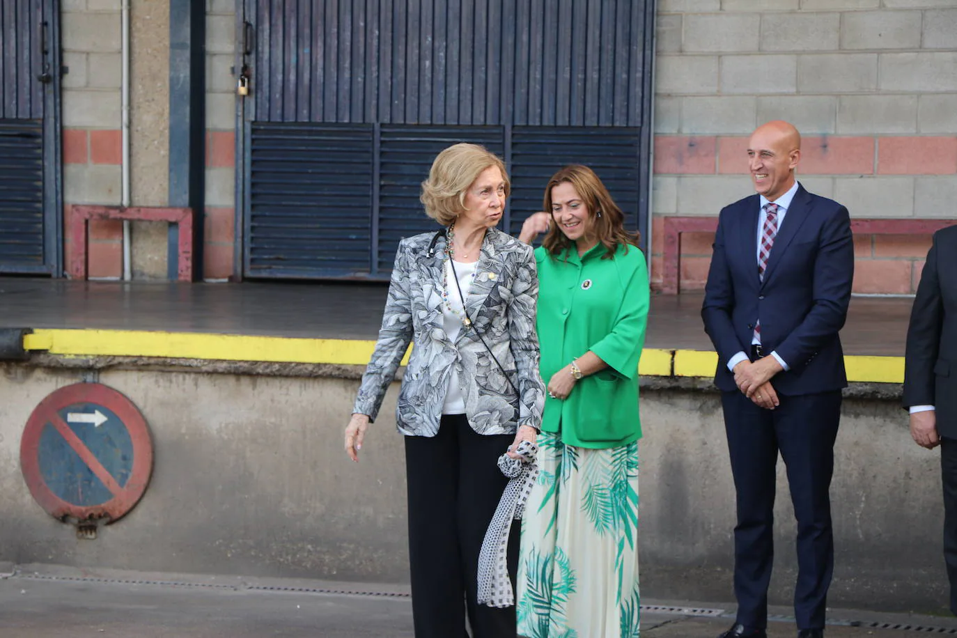 La reina emérita Sofía visita las instalaciones del Banco de Alimentos de León, en el recinto de Mercaleón, al que su fundación aporta importantres cantidades de recursos. La visita se enmarca dentro de una ronda a nivel nacional para conocer las necesidades y recursos de estos centros. 