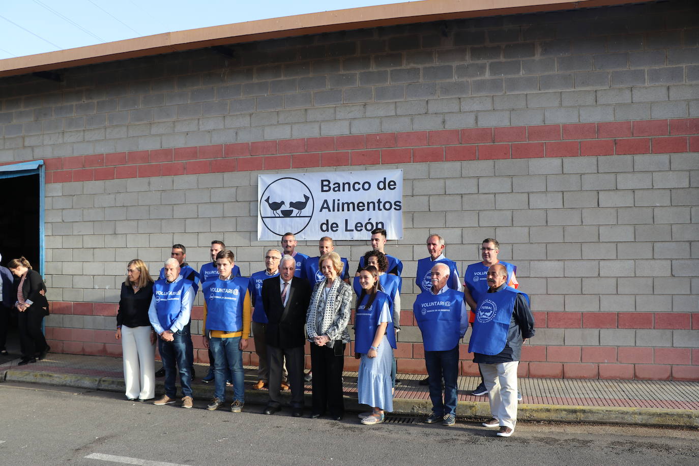 La reina emérita Sofía visita las instalaciones del Banco de Alimentos de León, en el recinto de Mercaleón, al que su fundación aporta importantres cantidades de recursos. La visita se enmarca dentro de una ronda a nivel nacional para conocer las necesidades y recursos de estos centros. 