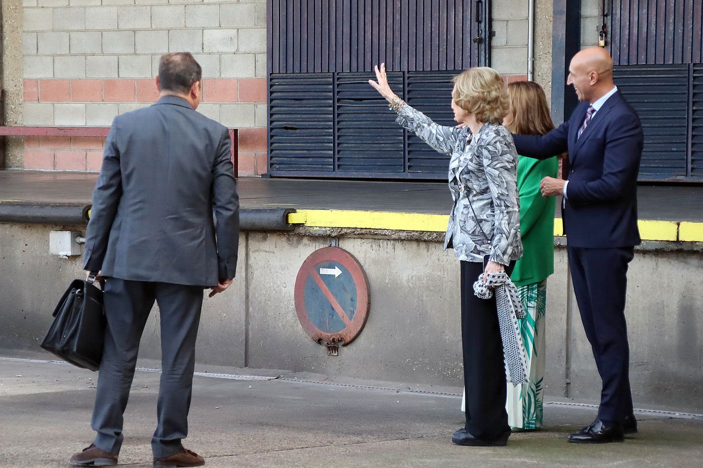 La reina emérita Sofía visita las instalaciones del Banco de Alimentos de León, en el recinto de Mercaleón, al que su fundación aporta importantres cantidades de recursos. La visita se enmarca dentro de una ronda a nivel nacional para conocer las necesidades y recursos de estos centros. 