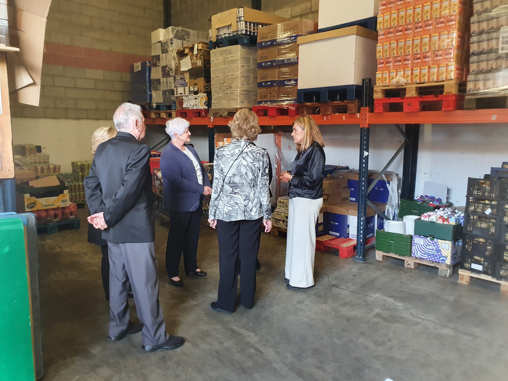 La reina emérita Sofía visita las instalaciones del Banco de Alimentos de León, en el recinto de Mercaleón, al que su fundación aporta importantres cantidades de recursos. La visita se enmarca dentro de una ronda a nivel nacional para conocer las necesidades y recursos de estos centros. 