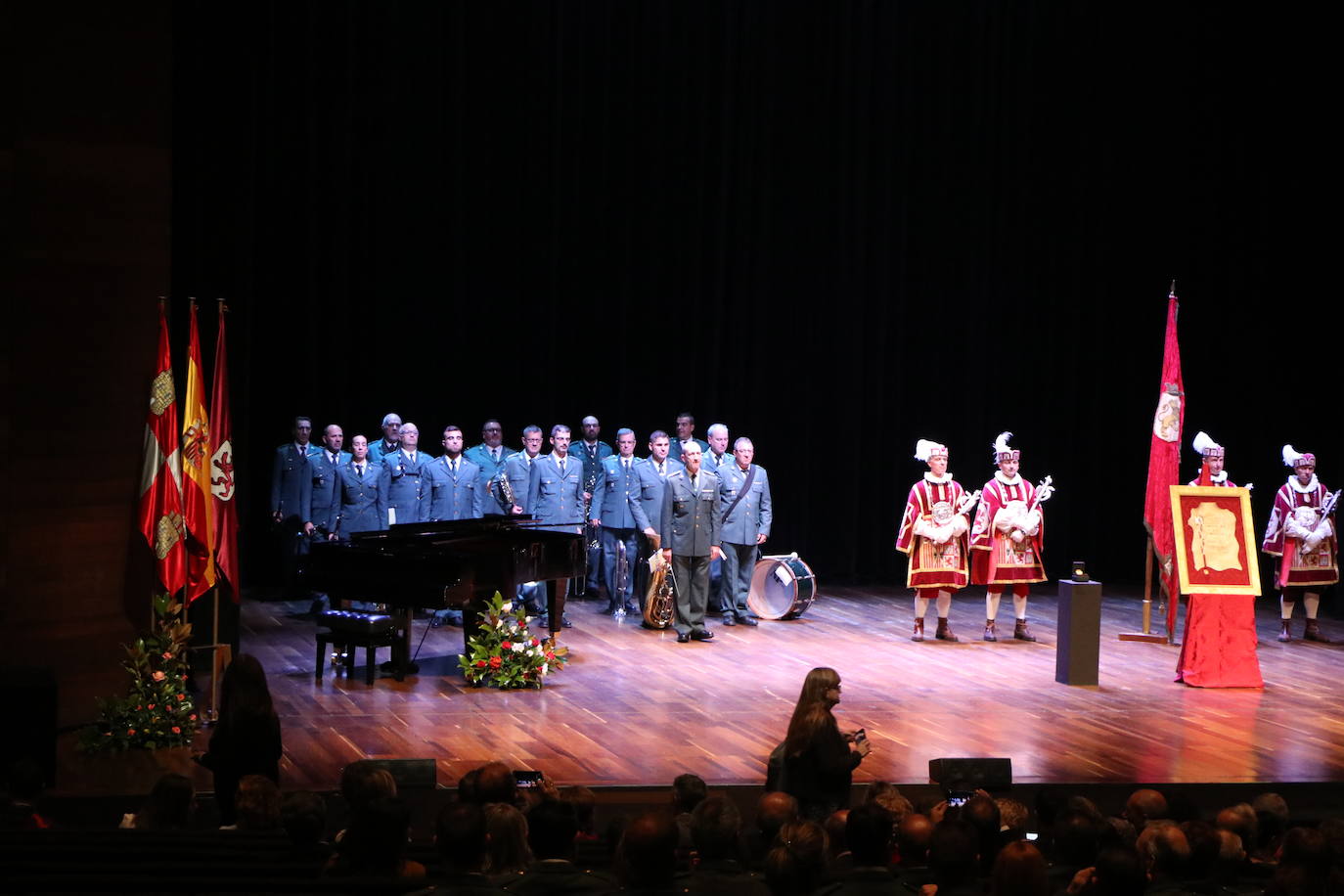 Fotos: Entrega de la Medalla de Oro de León a la Guardia Civil