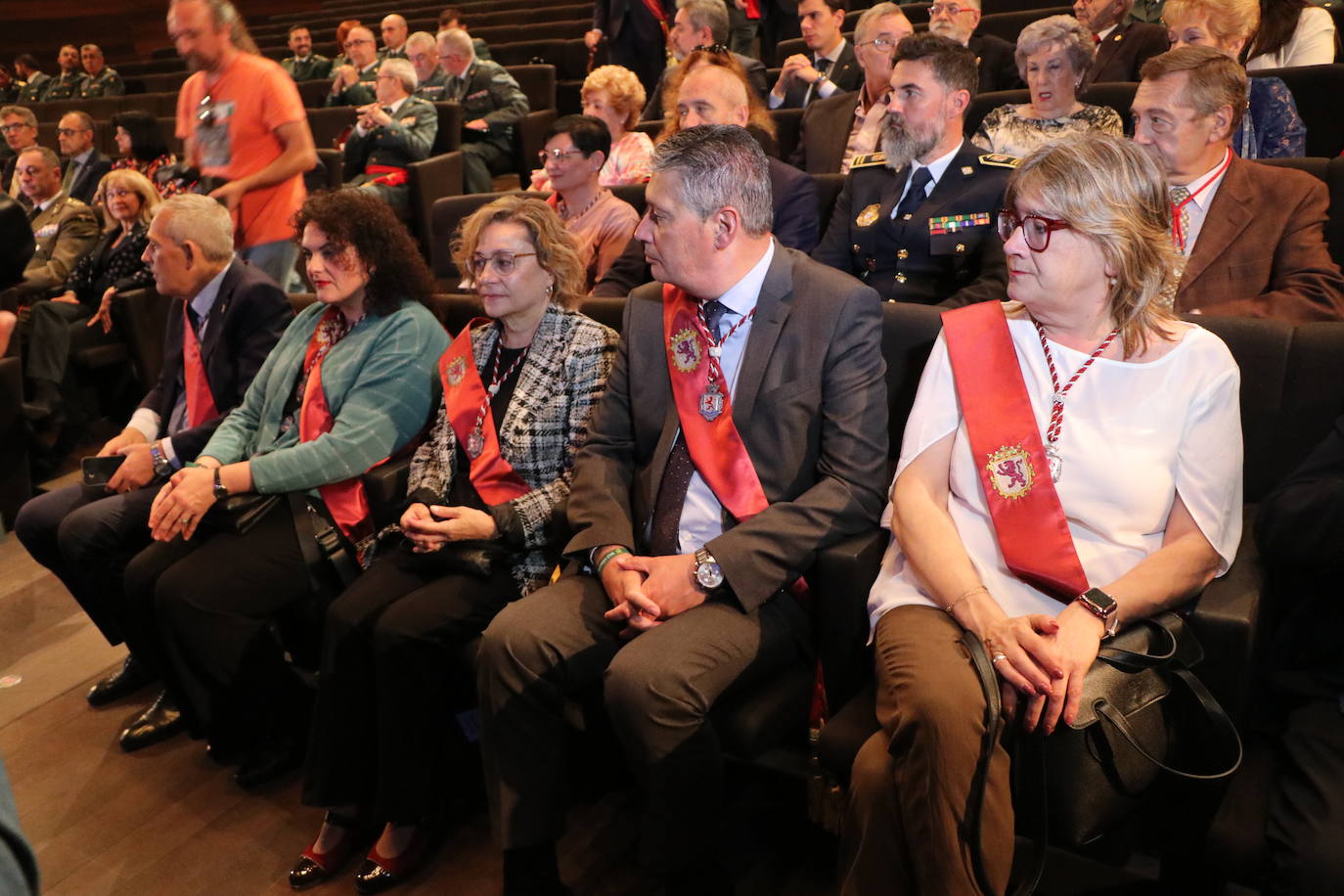 Fotos: Entrega de la Medalla de Oro de León a la Guardia Civil