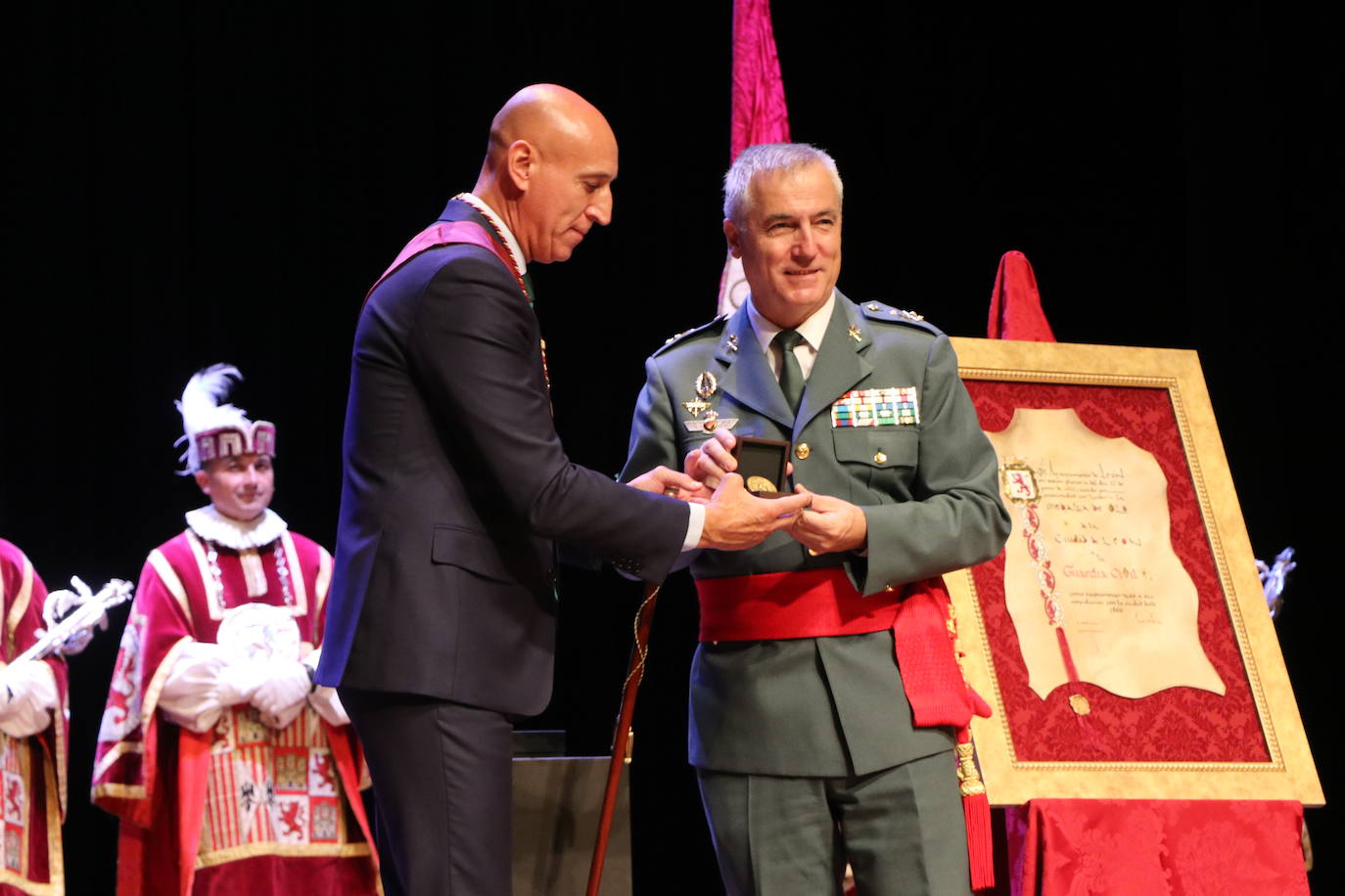 Fotos: Entrega de la Medalla de Oro de León a la Guardia Civil