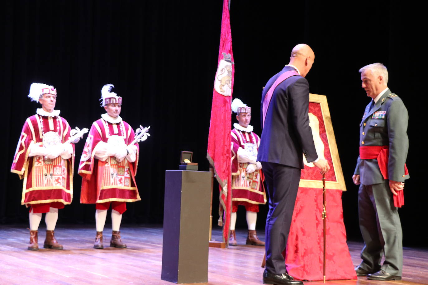 Fotos: Entrega de la Medalla de Oro de León a la Guardia Civil