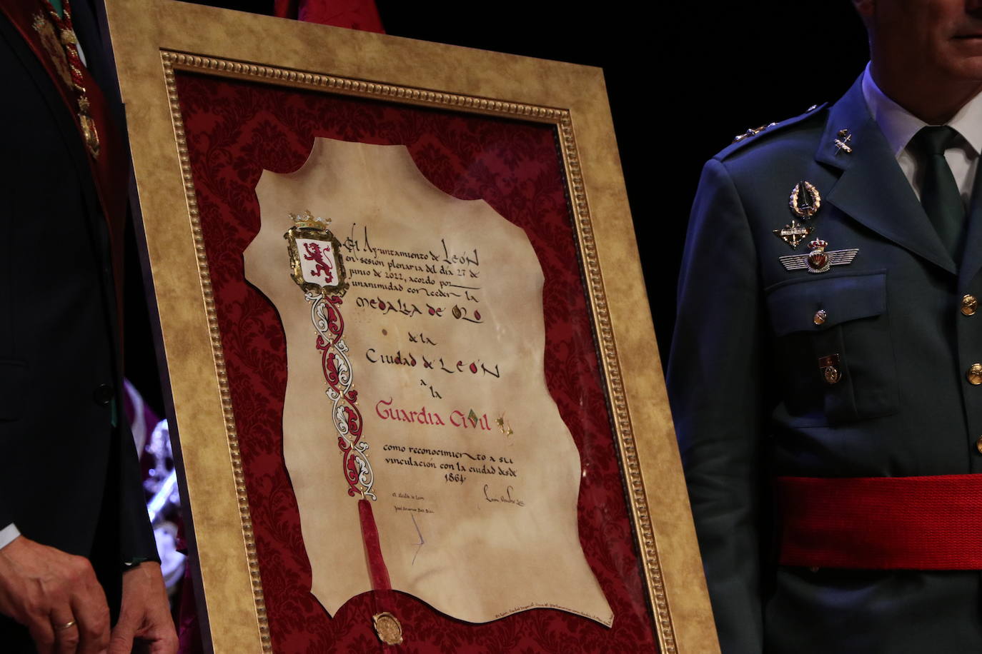 Fotos: Entrega de la Medalla de Oro de León a la Guardia Civil