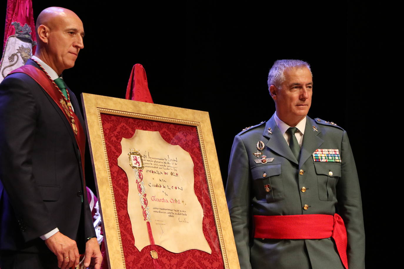 Fotos: Entrega de la Medalla de Oro de León a la Guardia Civil