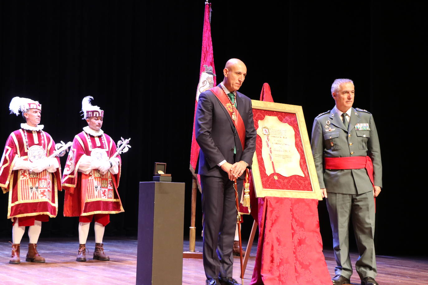 Fotos: Entrega de la Medalla de Oro de León a la Guardia Civil