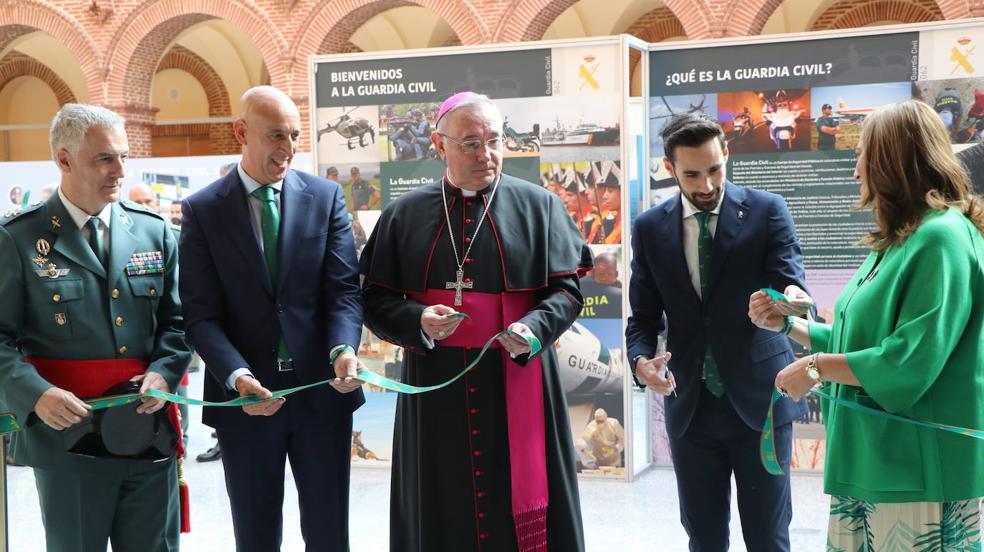 Inauguración de la exposición de la Guardia Civil en León