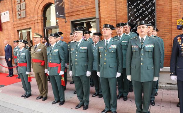 Galería. Autoridades militares durante el acto en la calle Guardia Civil.