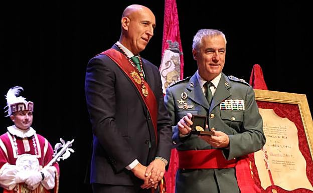 León salda una «deuda» por décadas de servicio y entrega la Medalla de Oro a la Guardia Civil