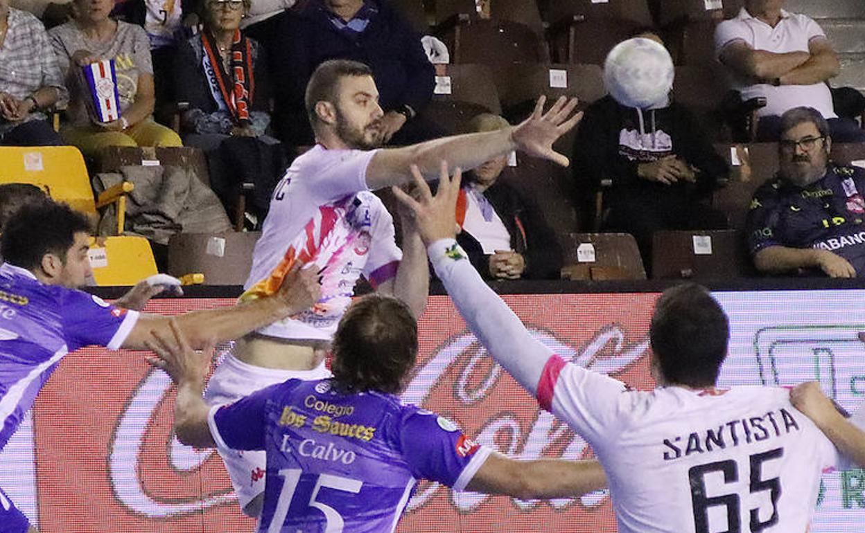 Milosavljevic, en el partido ante Sinfín en el que cayó lesionado.