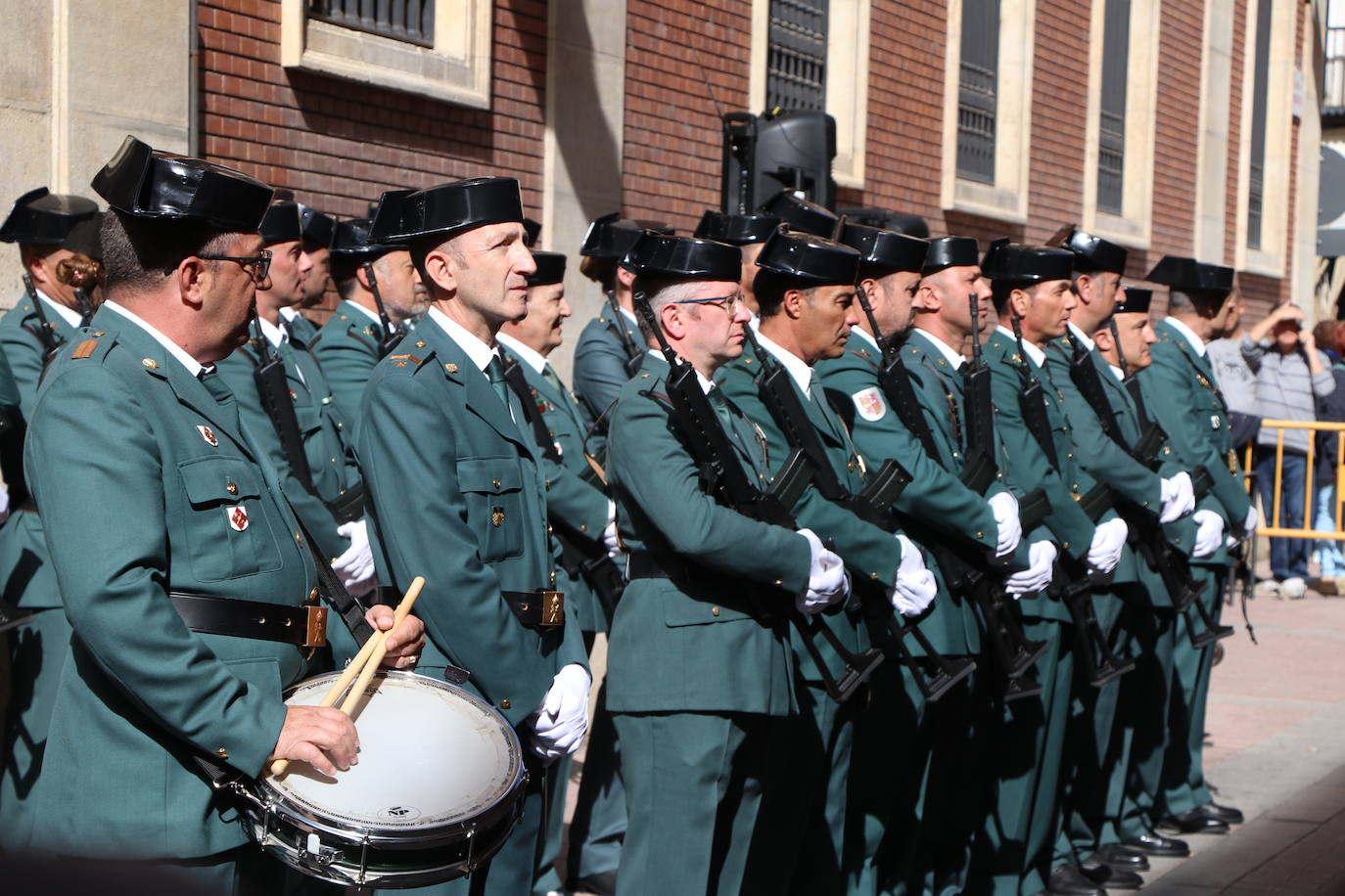 Fotos: Una placa para reconocer a la benemérita
