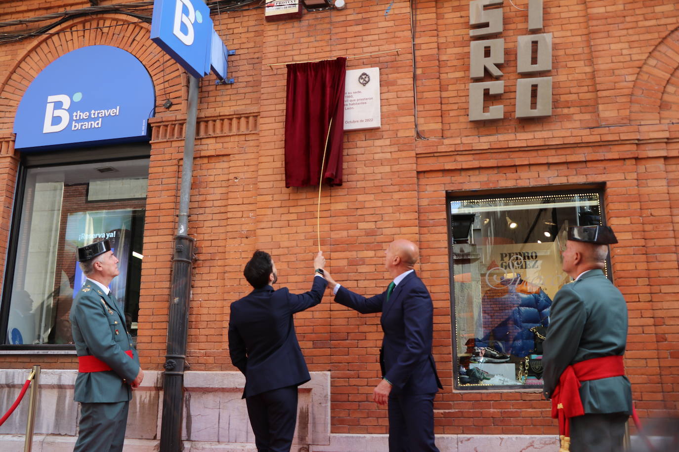 Fotos: Una placa para reconocer a la benemérita