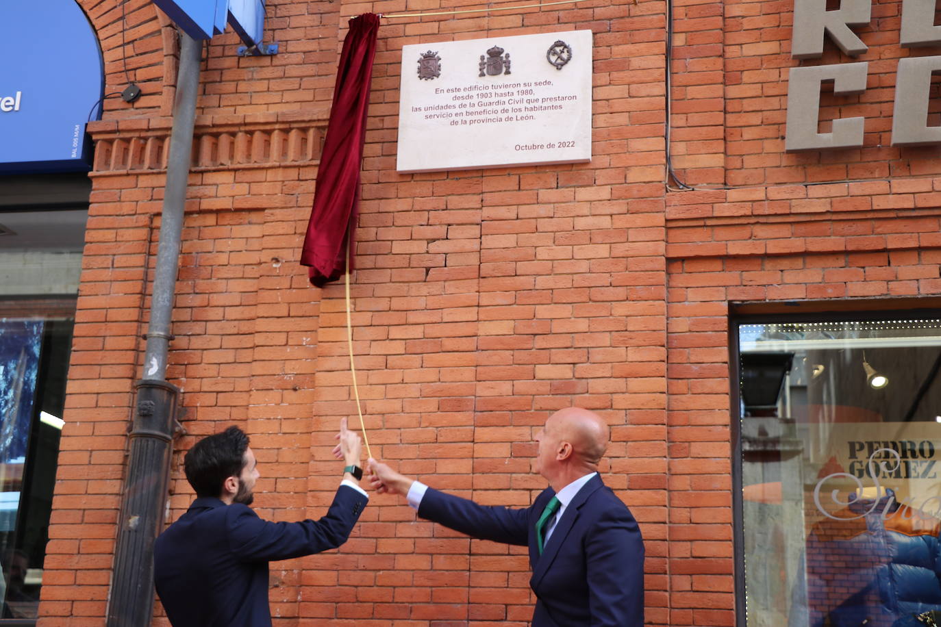 Fotos: Una placa para reconocer a la benemérita