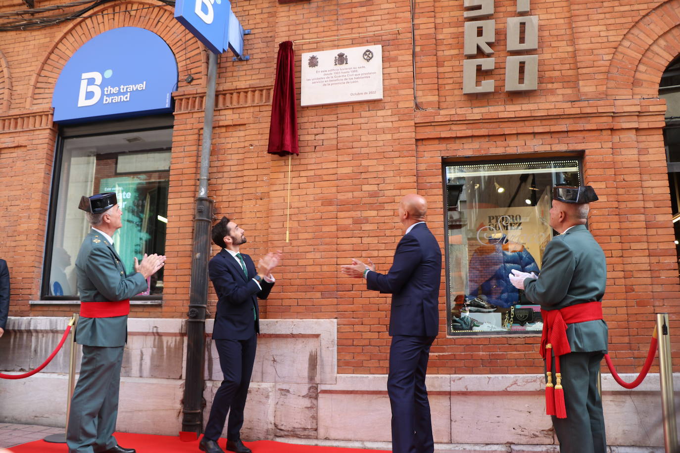 Fotos: Una placa para reconocer a la benemérita