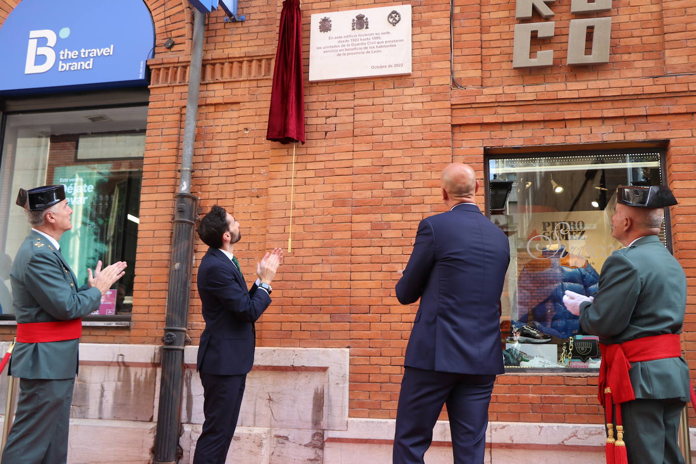 Fotos: Una placa para reconocer a la benemérita