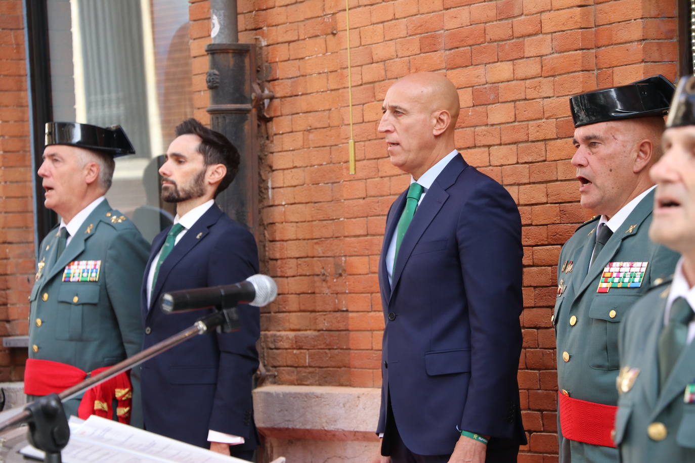 Fotos: Una placa para reconocer a la benemérita