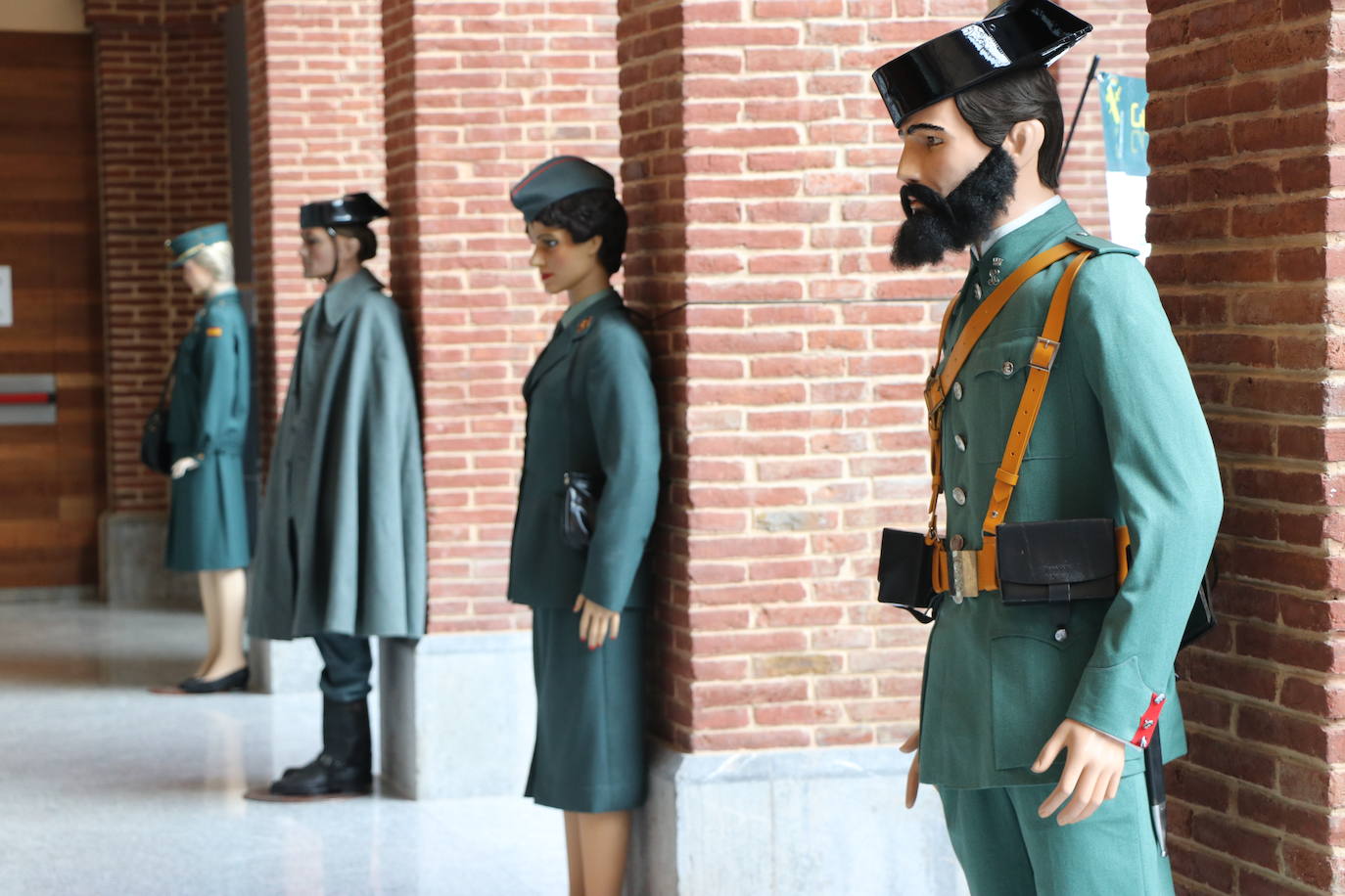 Fotos: Inauguración de la exposición de la Guardia Civil en León