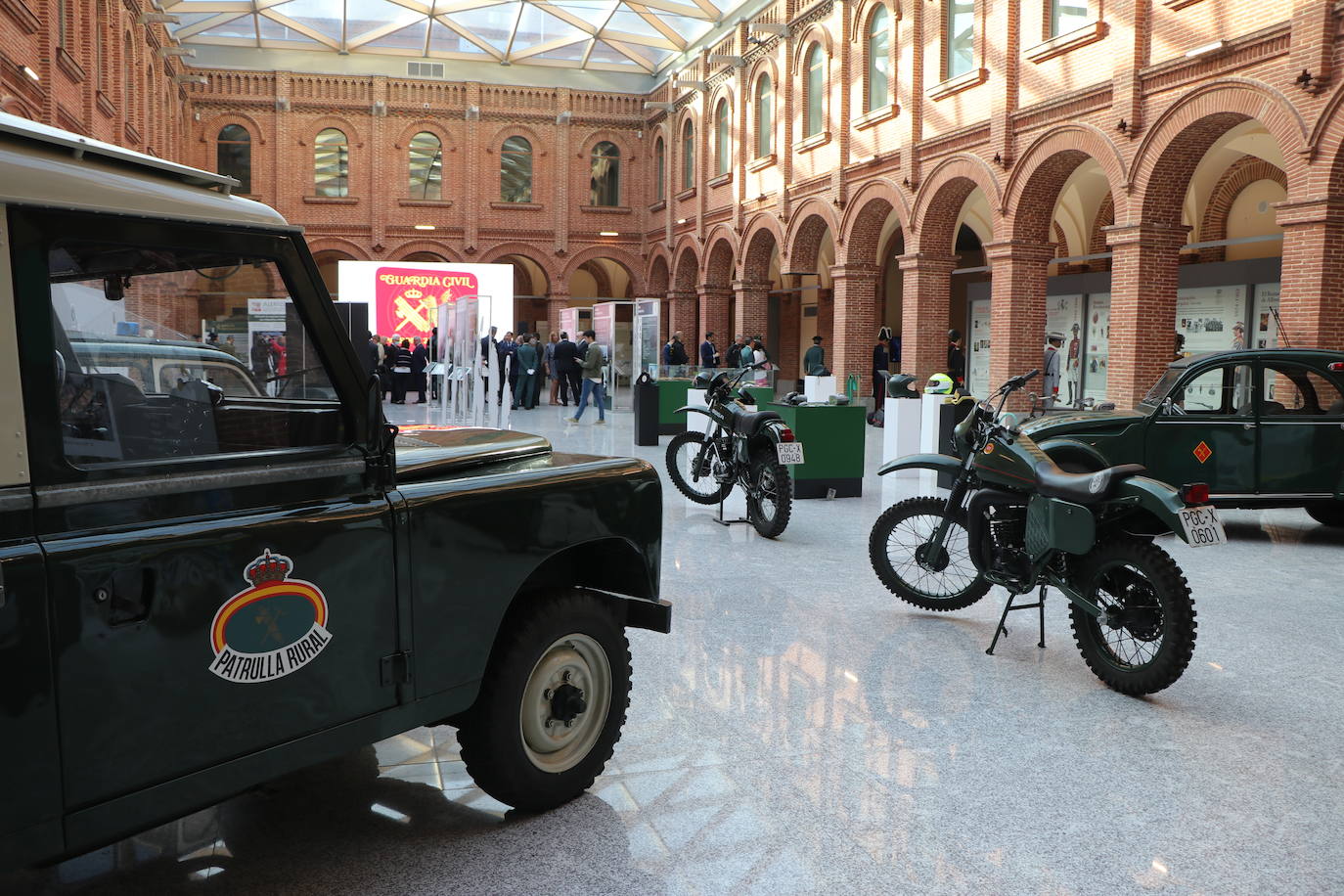 Fotos: Inauguración de la exposición de la Guardia Civil en León