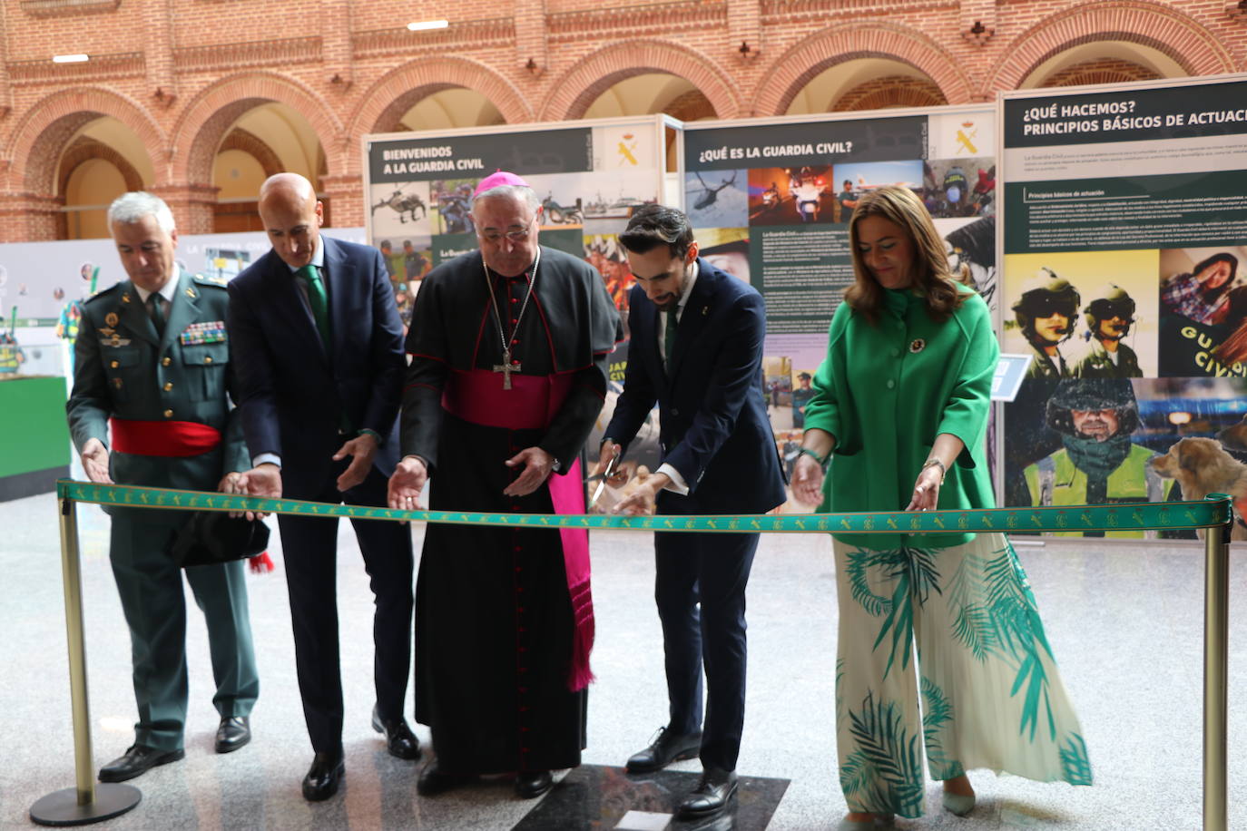 Fotos: Inauguración de la exposición de la Guardia Civil en León