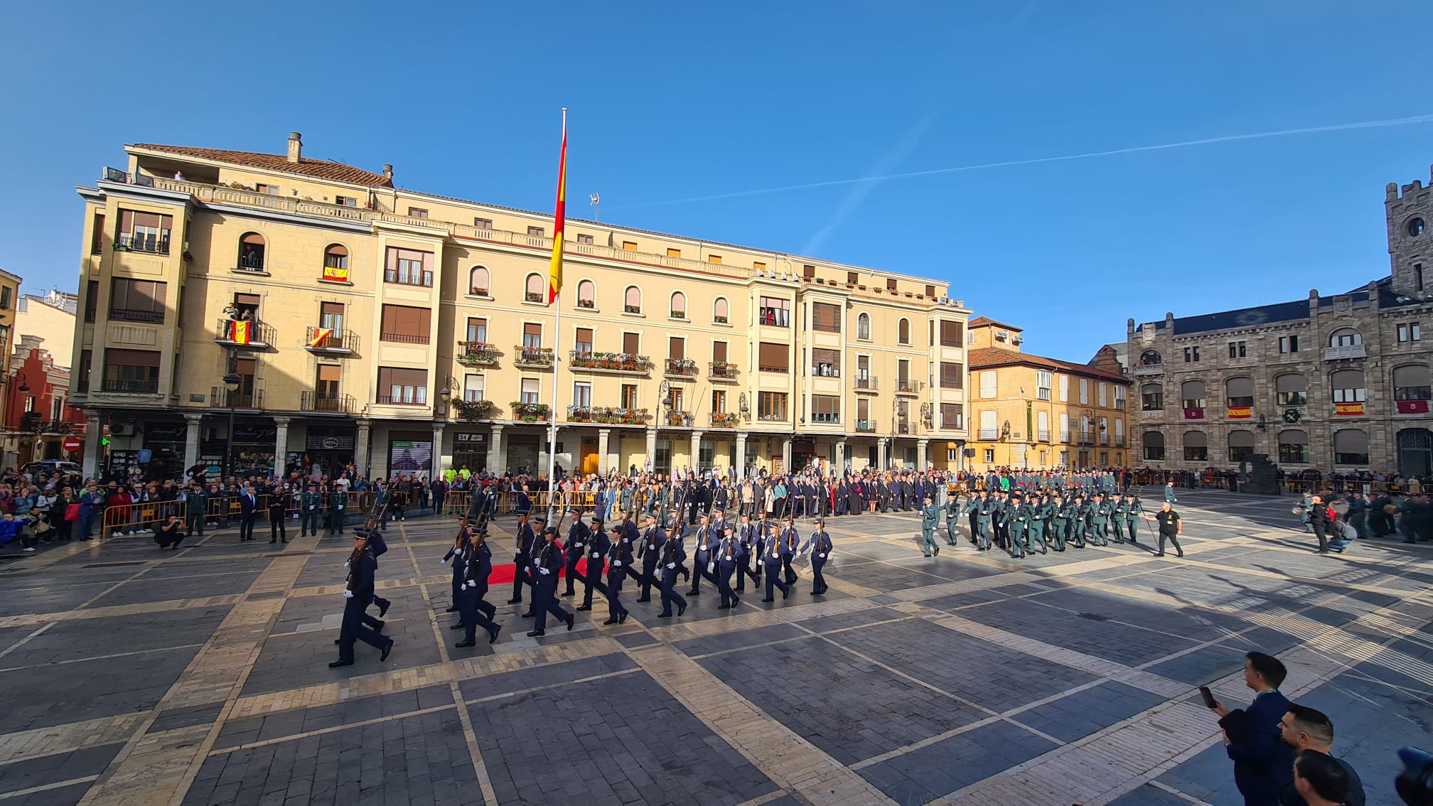 El solemne acto del izado de la bandera nacional en la plaza de Regla abre los actos conmemorativos de la patrona de la Guardia Civil, con León como foco central de los actos. Cientos de personas suman su presencia a la apertura de un intenso calendario de actividades. 