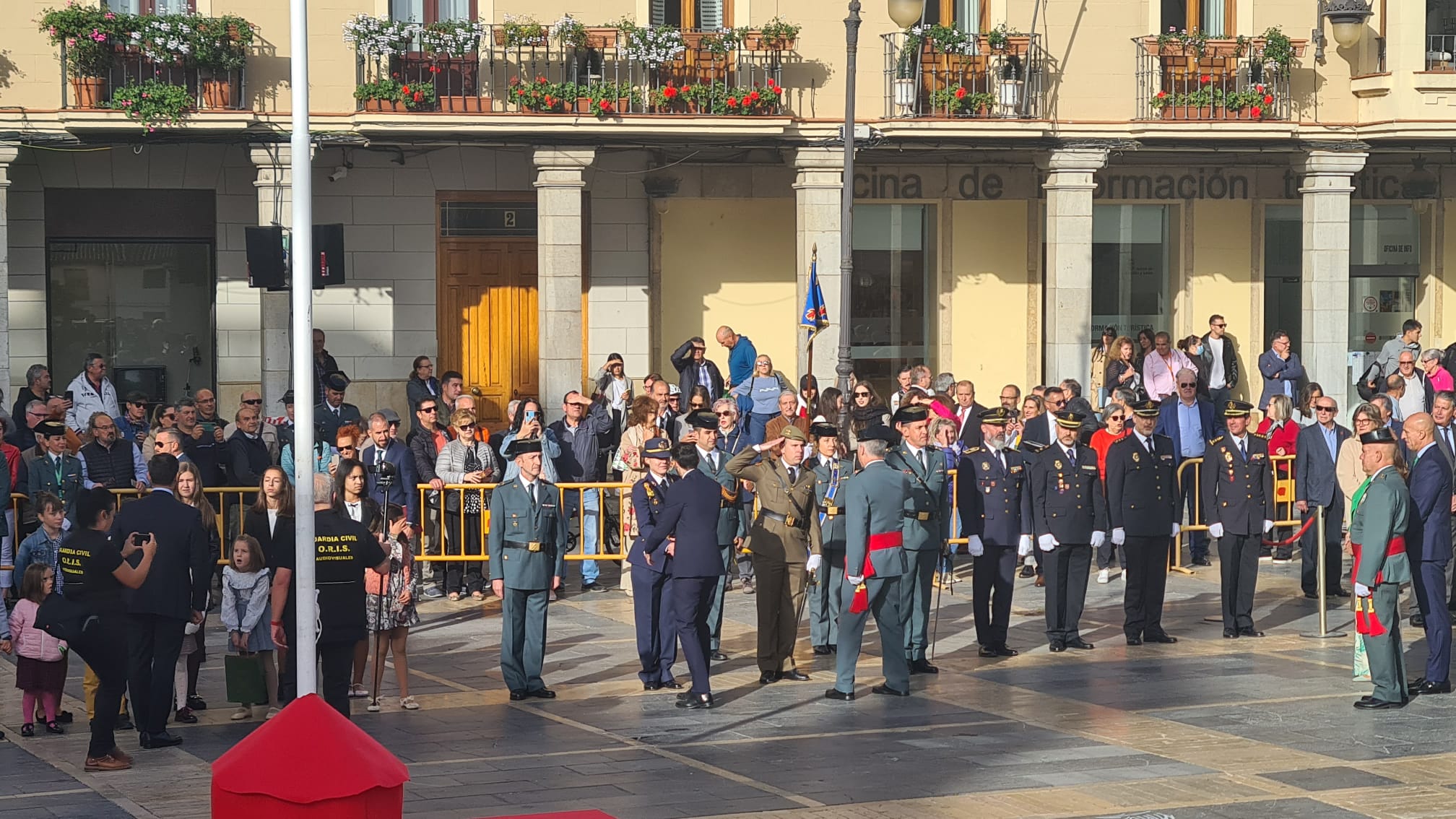 El solemne acto del izado de la bandera nacional en la plaza de Regla abre los actos conmemorativos de la patrona de la Guardia Civil, con León como foco central de los actos. Cientos de personas suman su presencia a la apertura de un intenso calendario de actividades. 