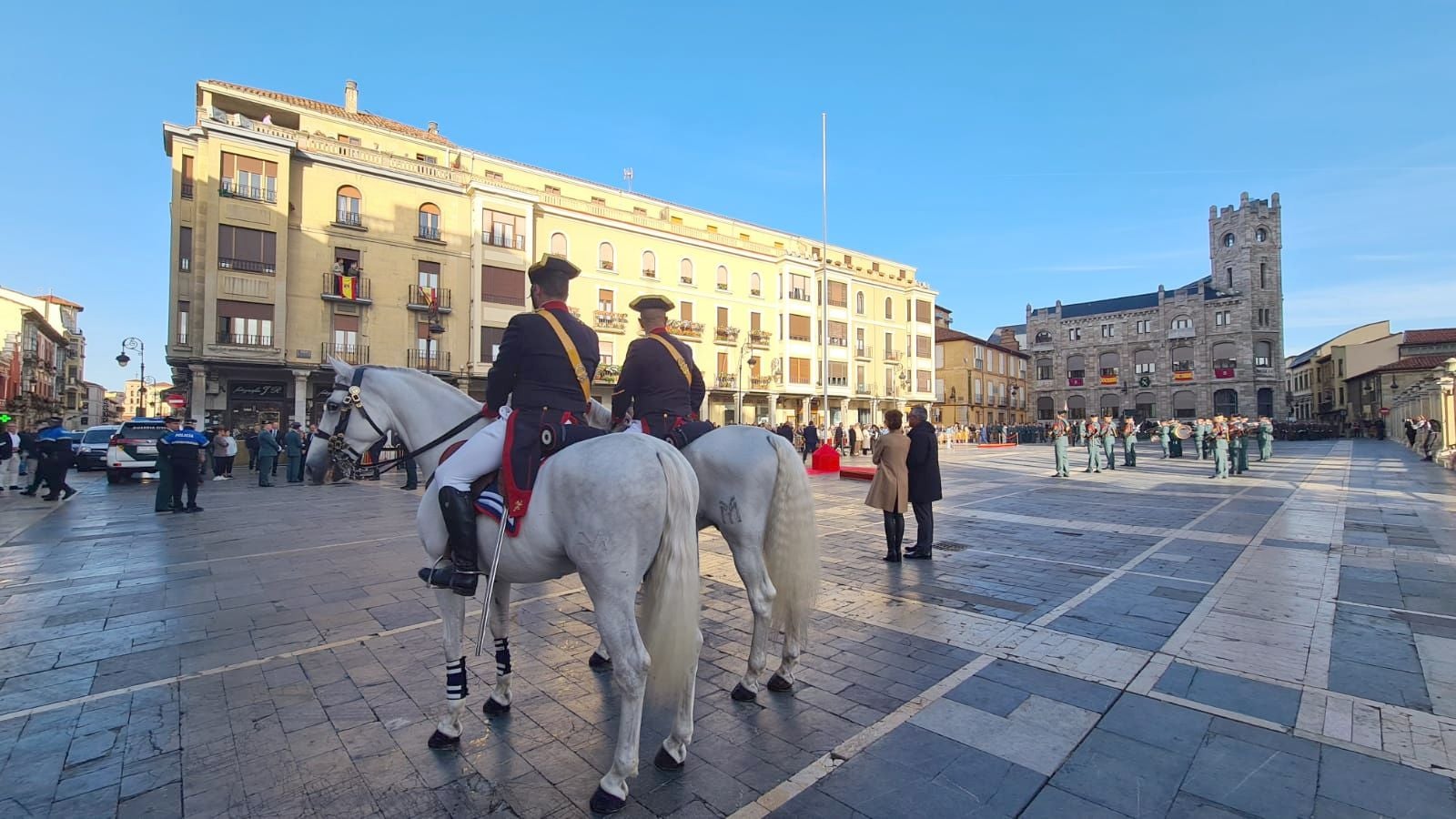 El solemne acto del izado de la bandera nacional en la plaza de Regla abre los actos conmemorativos de la patrona de la Guardia Civil, con León como foco central de los actos. Cientos de personas suman su presencia a la apertura de un intenso calendario de actividades. 