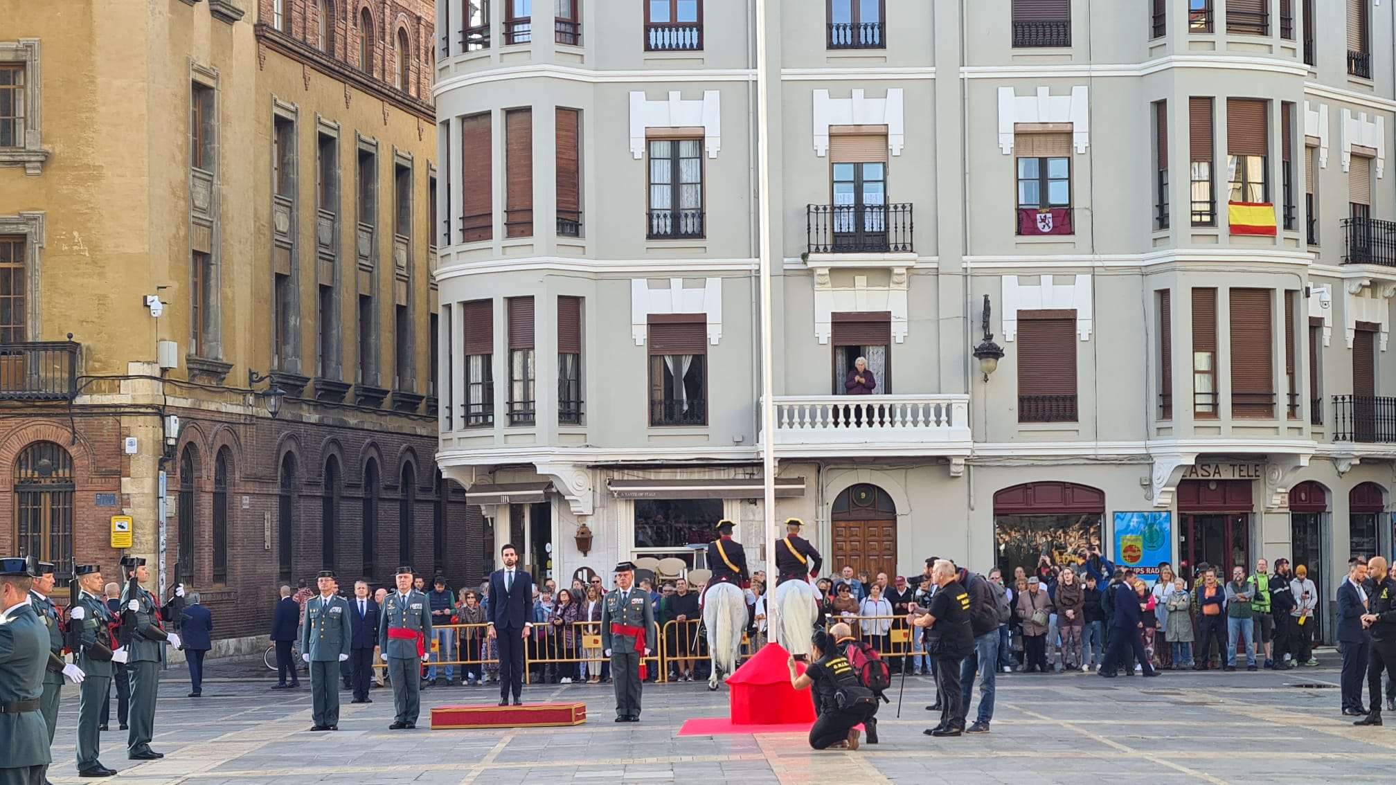 El solemne acto del izado de la bandera nacional en la plaza de Regla abre los actos conmemorativos de la patrona de la Guardia Civil, con León como foco central de los actos. Cientos de personas suman su presencia a la apertura de un intenso calendario de actividades. 