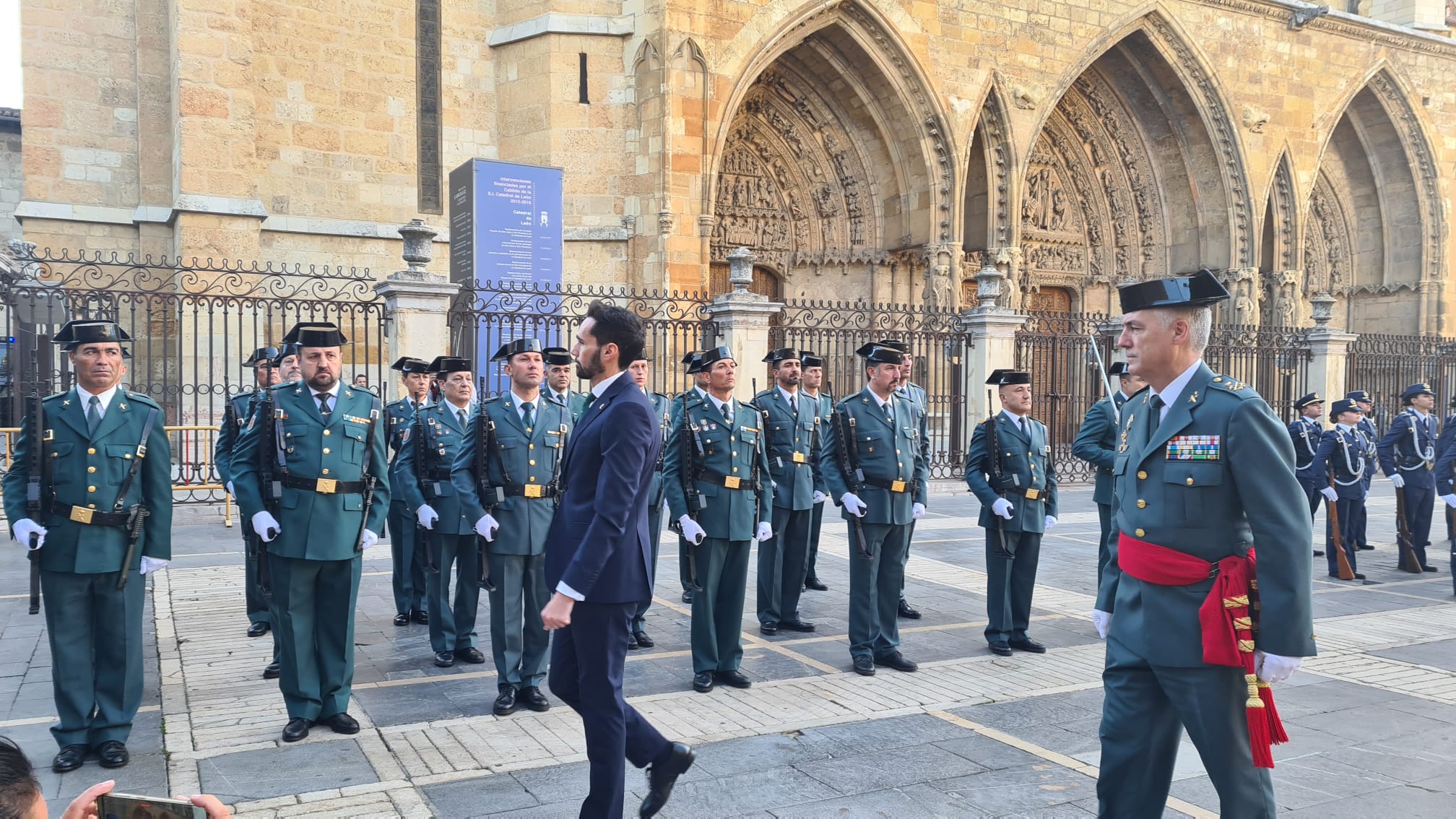 El solemne acto del izado de la bandera nacional en la plaza de Regla abre los actos conmemorativos de la patrona de la Guardia Civil, con León como foco central de los actos. Cientos de personas suman su presencia a la apertura de un intenso calendario de actividades. 