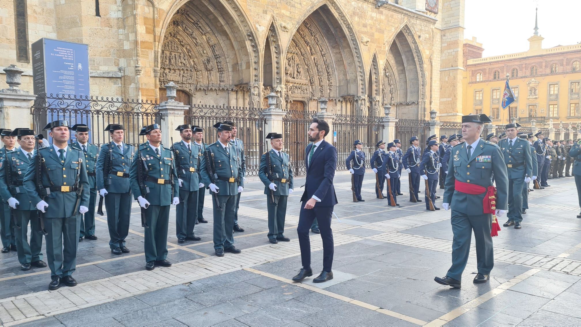 El solemne acto del izado de la bandera nacional en la plaza de Regla abre los actos conmemorativos de la patrona de la Guardia Civil, con León como foco central de los actos. Cientos de personas suman su presencia a la apertura de un intenso calendario de actividades. 