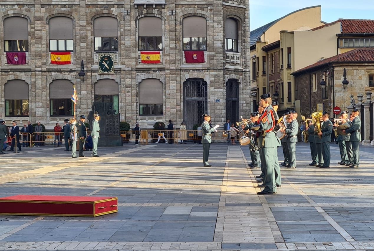 El solemne acto del izado de la bandera nacional en la plaza de Regla abre los actos conmemorativos de la patrona de la Guardia Civil, con León como foco central de los actos. Cientos de personas suman su presencia a la apertura de un intenso calendario de actividades. 