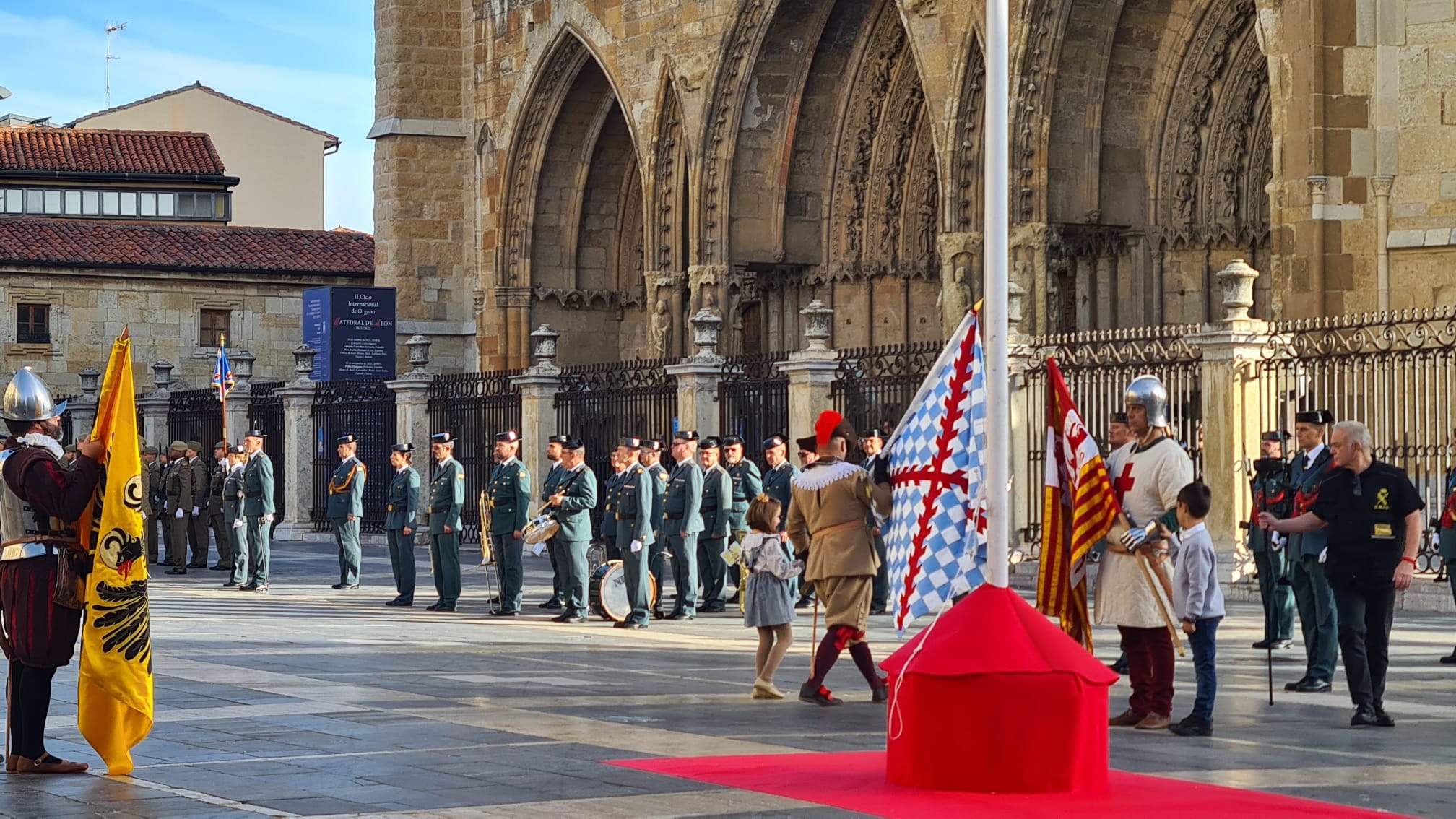 El solemne acto del izado de la bandera nacional en la plaza de Regla abre los actos conmemorativos de la patrona de la Guardia Civil, con León como foco central de los actos. Cientos de personas suman su presencia a la apertura de un intenso calendario de actividades. 