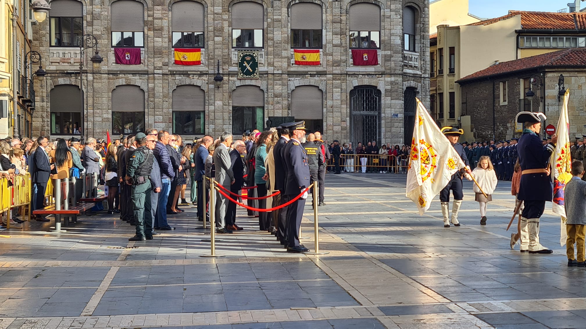 El solemne acto del izado de la bandera nacional en la plaza de Regla abre los actos conmemorativos de la patrona de la Guardia Civil, con León como foco central de los actos. Cientos de personas suman su presencia a la apertura de un intenso calendario de actividades. 