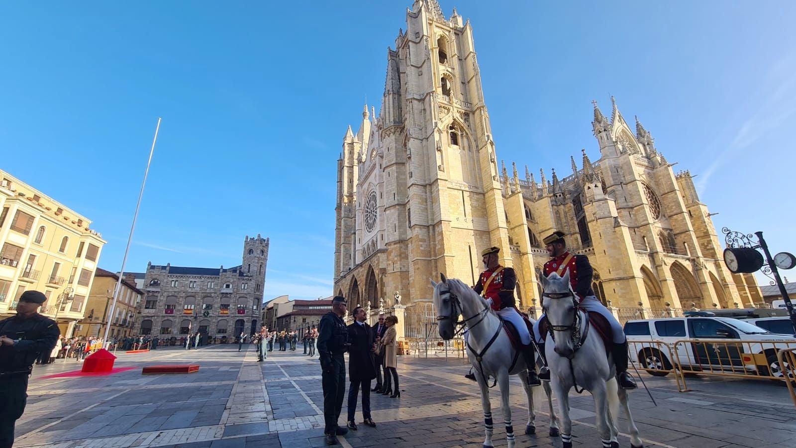 El solemne acto del izado de la bandera nacional en la plaza de Regla abre los actos conmemorativos de la patrona de la Guardia Civil, con León como foco central de los actos. Cientos de personas suman su presencia a la apertura de un intenso calendario de actividades. 