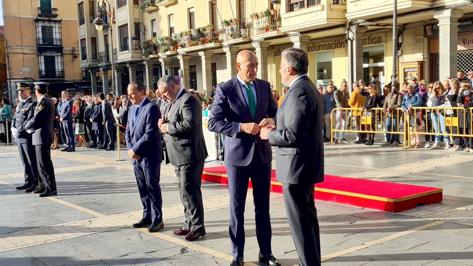 El solemne acto del izado de la bandera nacional en la plaza de Regla abre los actos conmemorativos de la patrona de la Guardia Civil, con León como foco central de los actos. Cientos de personas suman su presencia a la apertura de un intenso calendario de actividades. 