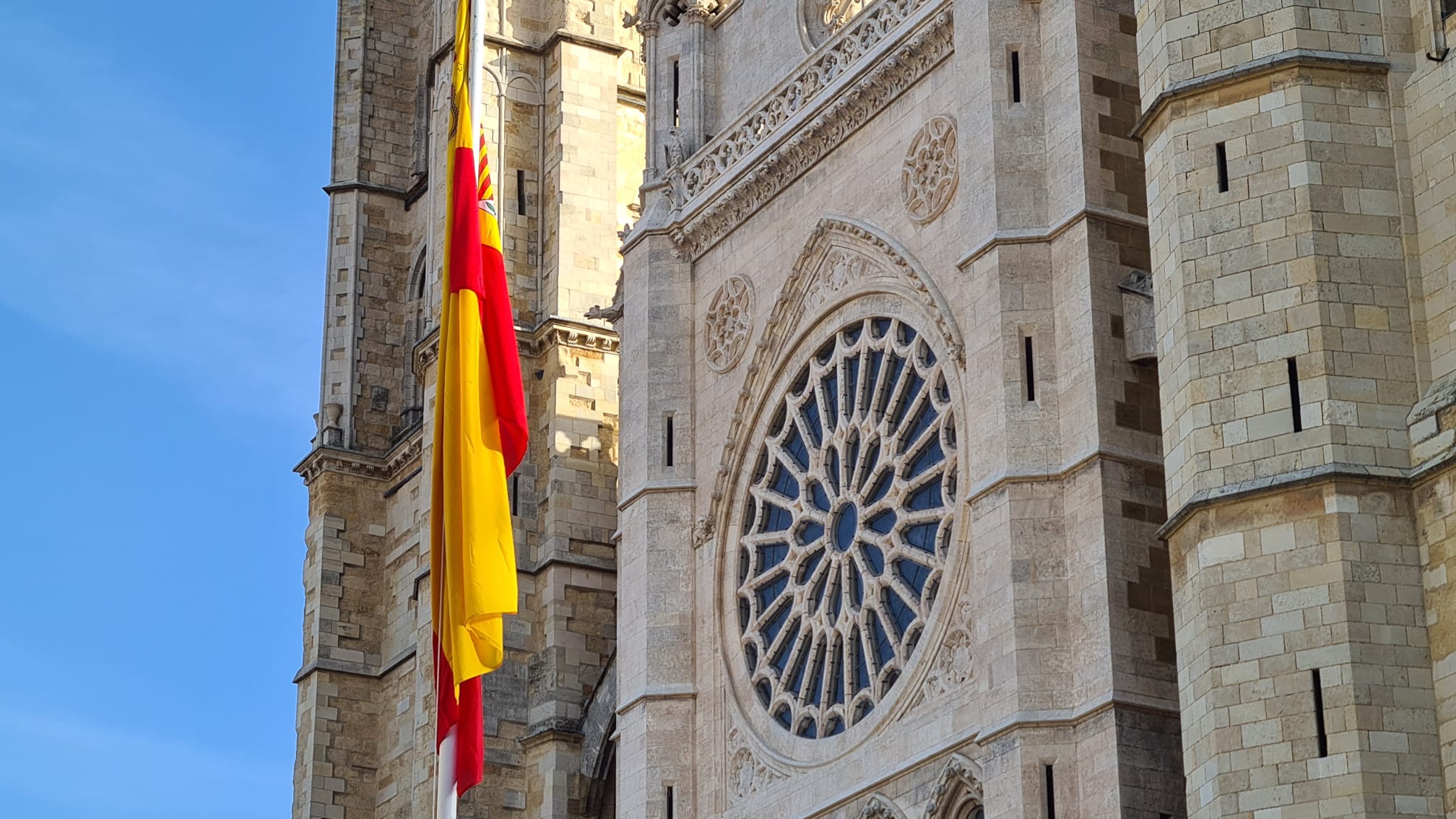 El solemne acto del izado de la bandera nacional en la plaza de Regla abre los actos conmemorativos de la patrona de la Guardia Civil, con León como foco central de los actos. Cientos de personas suman su presencia a la apertura de un intenso calendario de actividades. 