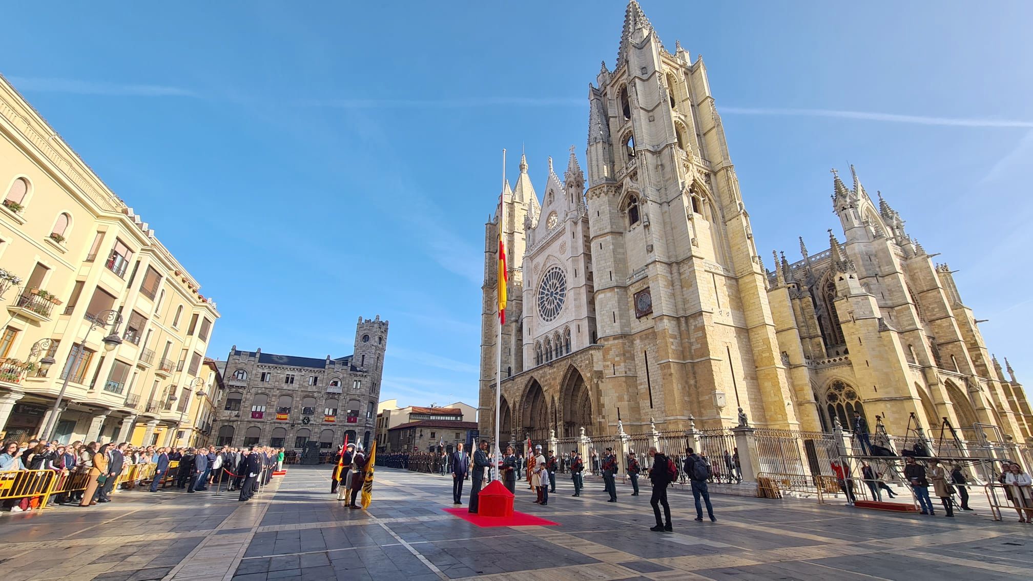 El solemne acto del izado de la bandera nacional en la plaza de Regla abre los actos conmemorativos de la patrona de la Guardia Civil, con León como foco central de los actos. Cientos de personas suman su presencia a la apertura de un intenso calendario de actividades. 