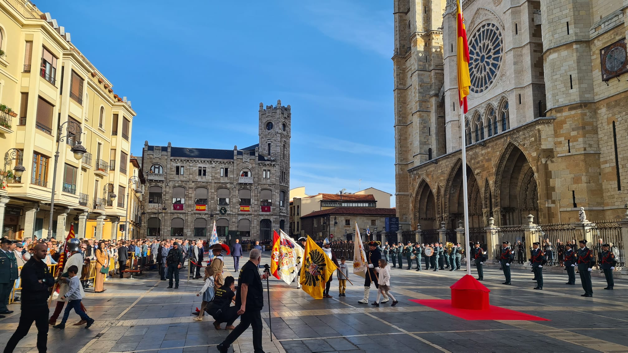 El solemne acto del izado de la bandera nacional en la plaza de Regla abre los actos conmemorativos de la patrona de la Guardia Civil, con León como foco central de los actos. Cientos de personas suman su presencia a la apertura de un intenso calendario de actividades. 